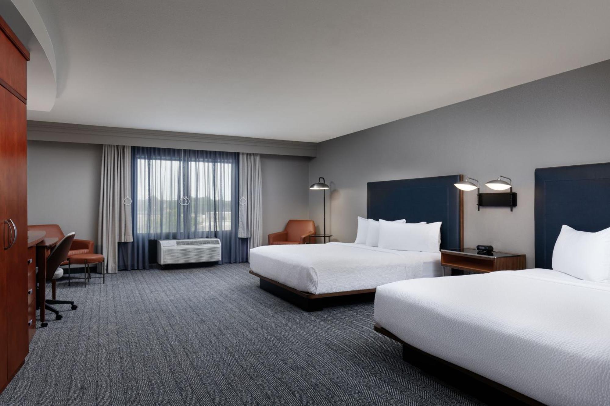 Отель Courtyard By Marriott Wichita At Old Town Экстерьер фото