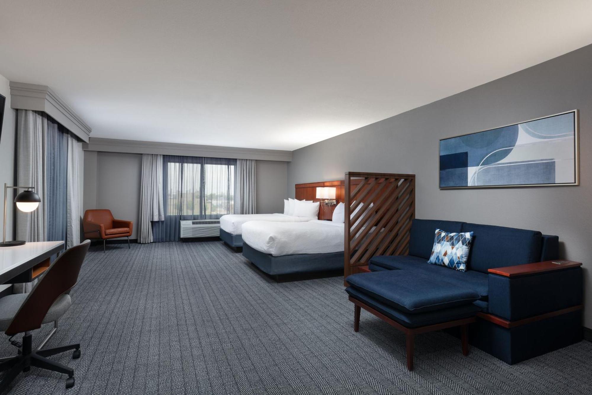 Отель Courtyard By Marriott Wichita At Old Town Экстерьер фото