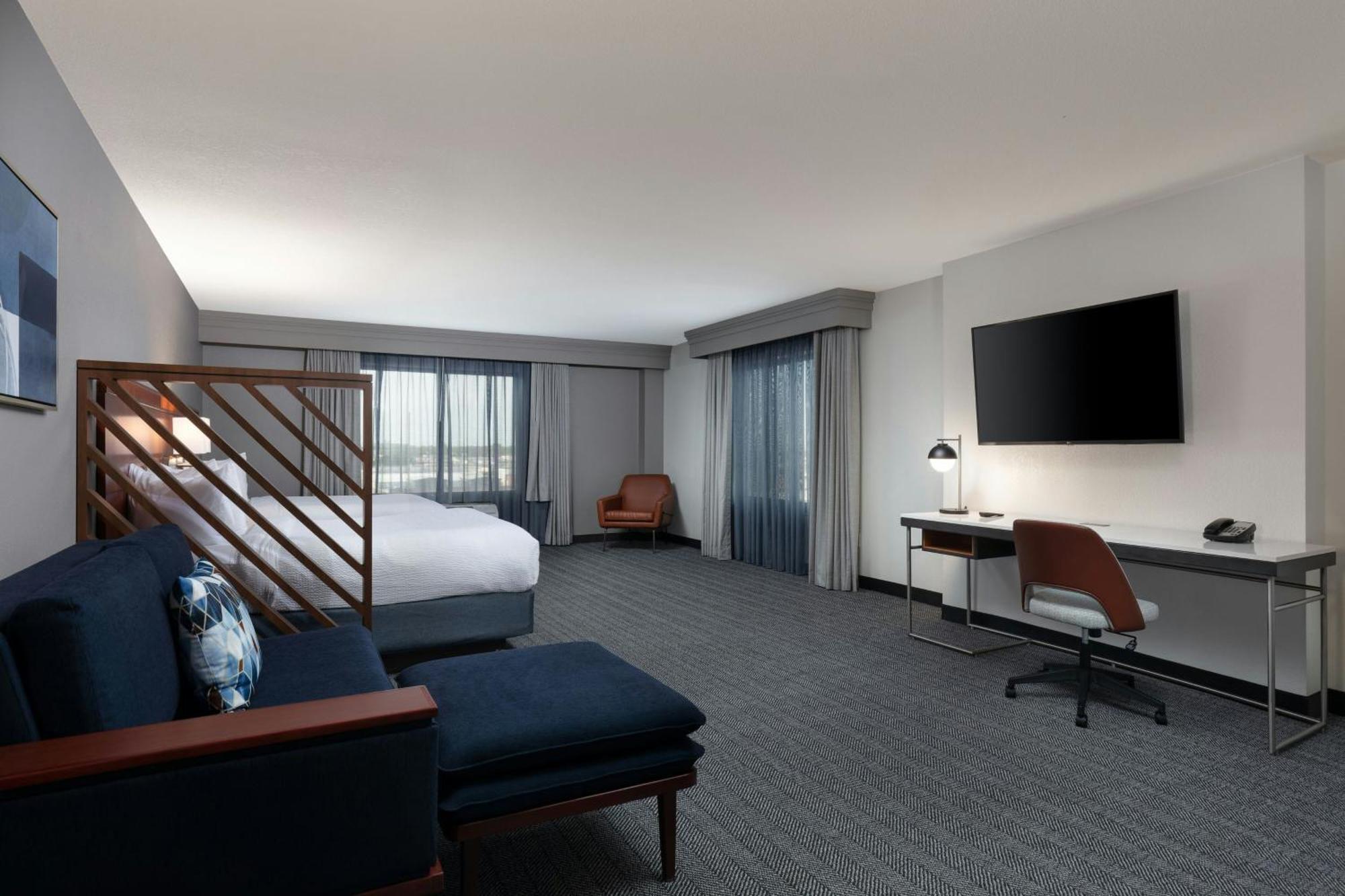Отель Courtyard By Marriott Wichita At Old Town Экстерьер фото