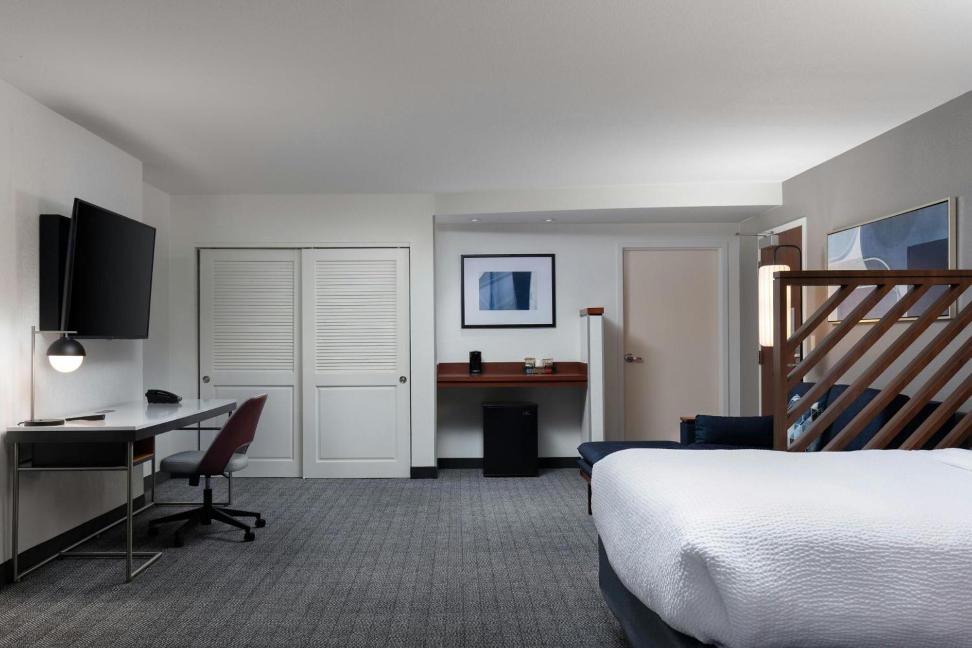 Отель Courtyard By Marriott Wichita At Old Town Экстерьер фото