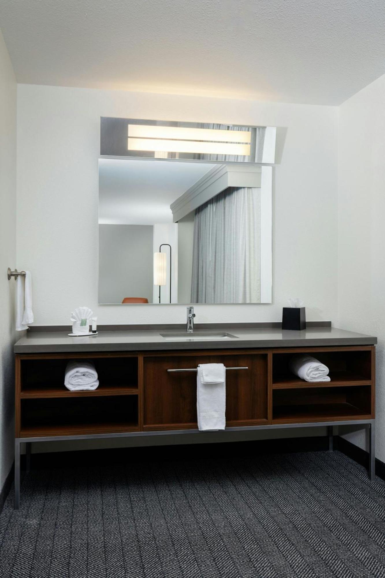 Отель Courtyard By Marriott Wichita At Old Town Экстерьер фото