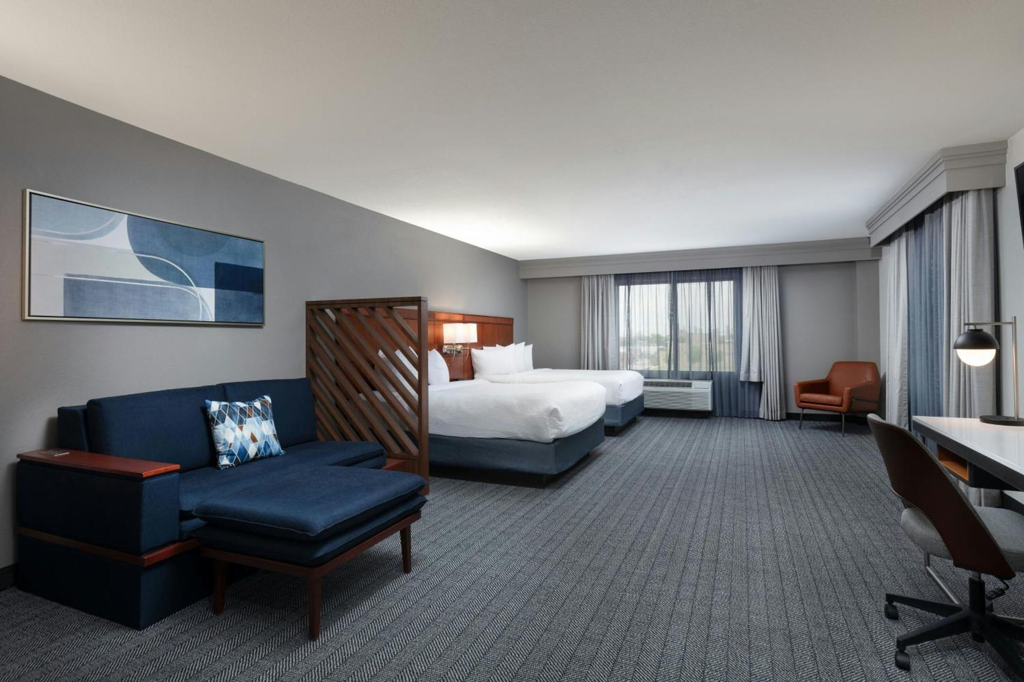 Отель Courtyard By Marriott Wichita At Old Town Экстерьер фото